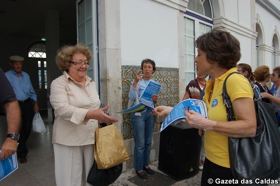 CDU improvisa comício junto à estação pela defesa da Linha do Oeste notícias das Caldas