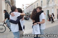 Alunos do Colégio deram abraços grátis no centro da cidade