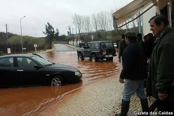 Estrada nacional inundada em A-dos-Francos