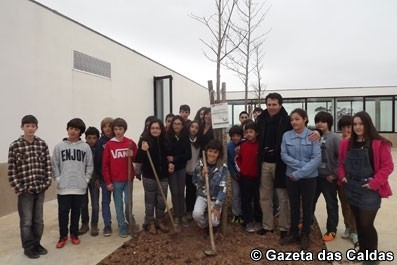 Alunos do Alvito plantaram a capa da revista Sábado