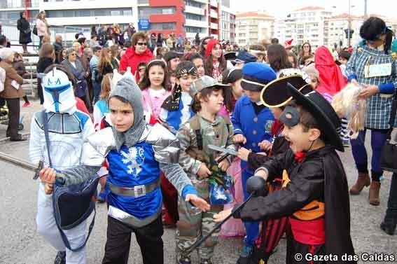 Avenida General Pedro Cardoso foi palco para o desfile de cerca de duas mil crianças