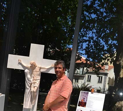 Réplica de um metro e meio da cruz oferecida ao Papa à venda na Gazeta das Caldas