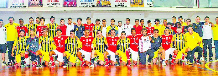 Plantel senior masculino do Casal Velho e a equipa sub-20 do Sport Lisboa e Benfica