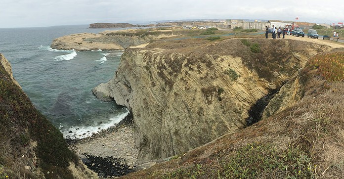 A zona da praia do Abalo, onde se pode ver em baixo a mancha escura provocada pelo gasóleo