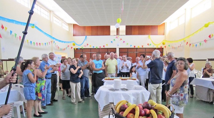 Cantaram-se os parabéns e o bolo de aniversário foi distribuído por todos os presentes