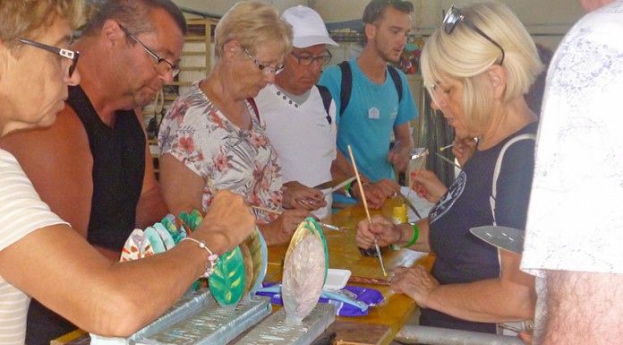 Oficina de serralharia do CEERDL e criaram uma Árvore da Amizade feita com folhas de metal