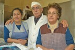 O pasteleiro entre Ana Leão, sua a única funcionária e a mulher, Zulmira Tavares | Natacha Narciso