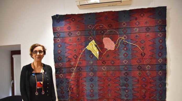 Artista turca diz que o véu é uma demissão da luta pelos direitos das mulheres