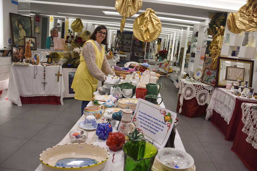 Liga dos Amigos do Hospital promove venda de Natal na Praça da Fruta