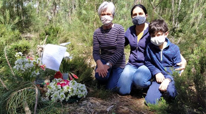 Populares depositam flores no local onde Valentina foi encontrada