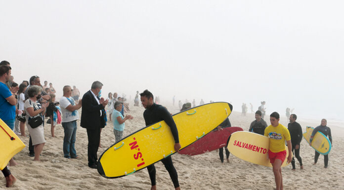 Homenagem ao Viking da Foz com coroa de flores no mar
