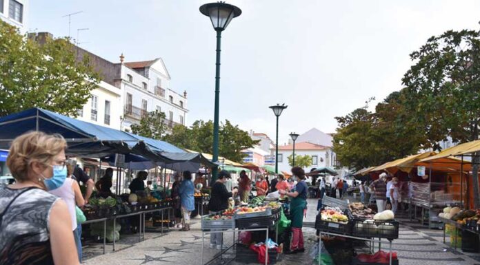 Atraso de pagamento dificulta montagem de toldos na Praça