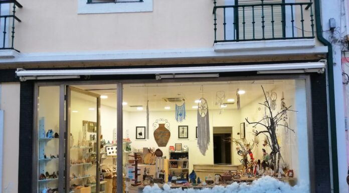 Artesãos abrem loja na Rua da Liberdade