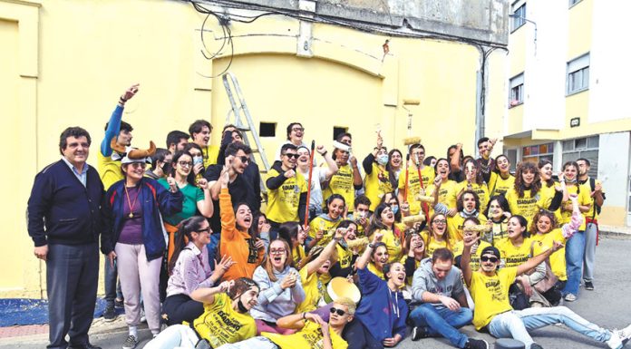 Praxe solidária da ESAD limpa paredes da cidade das Caldas