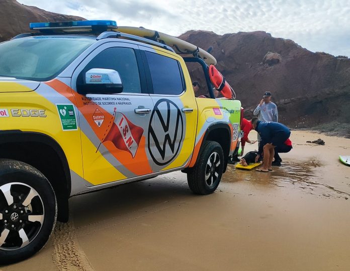 Auxiliada surfista na praia das Pedras Muitas em Peniche
