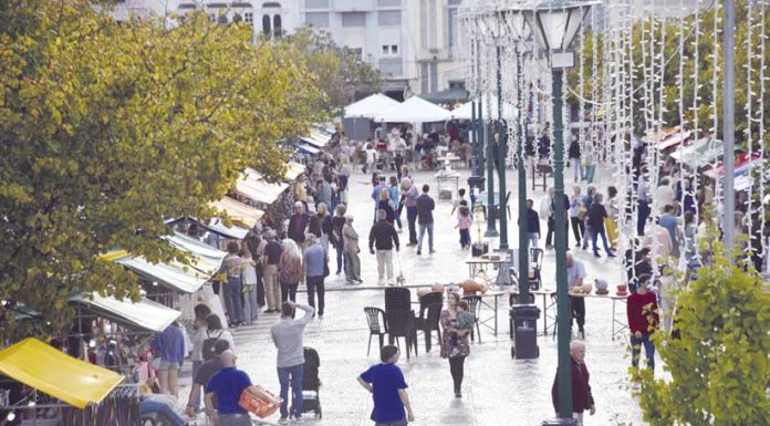 Artesanato local e de outras regiões reuniu-se na Praça