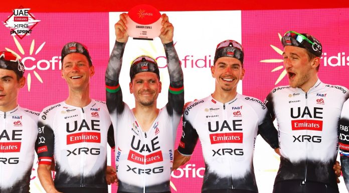 “É uma camisola bonita, nunca a vesti, seria bom vesti-la pela primeira vez”