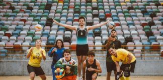 Grupo de jovens atletas em pose divertida.