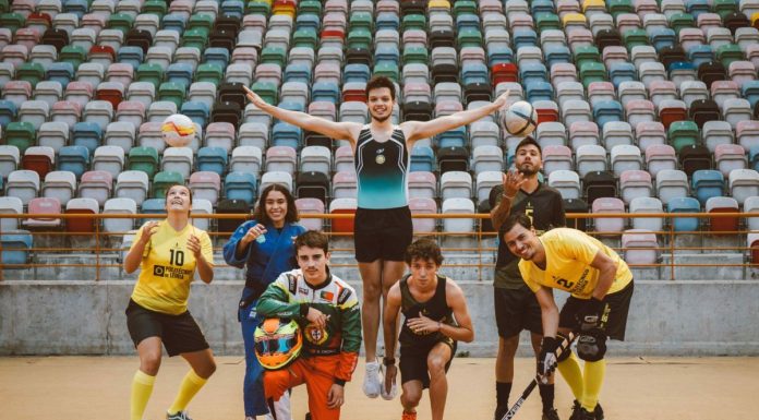 Grupo de jovens atletas em pose divertida.