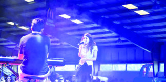 Um momento da atuação da cantora Bárbara Tinoco que antes foi ao Parque