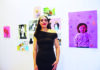 Andreia Domingos junto às pinturas que dedica às suas memórias