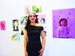 Andreia Domingos junto às pinturas que dedica às suas memórias