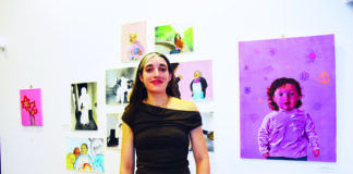Andreia Domingos junto às pinturas que dedica às suas memórias