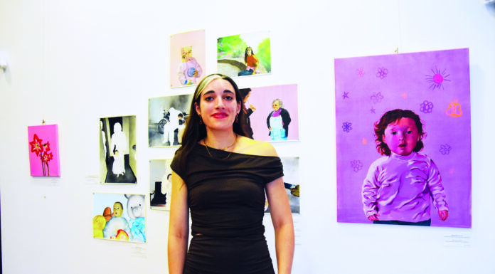 Andreia Domingos junto às pinturas que dedica às suas memórias