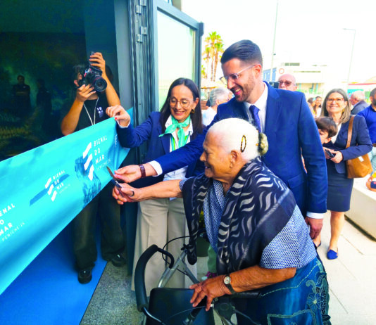 A vendedora de peixe Olívia Paleca a cortar a fita de inauguração de evento